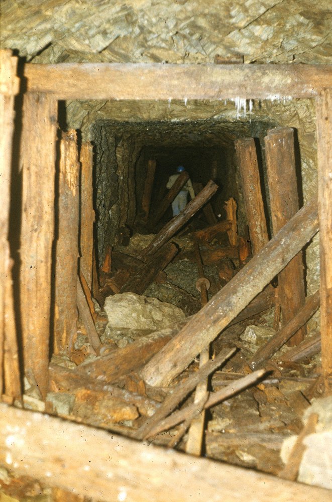 Brüchiger Stollen im Specksteinbergwerk