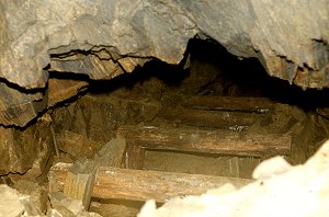 Deckenabstützungen des Bergwerksstollens