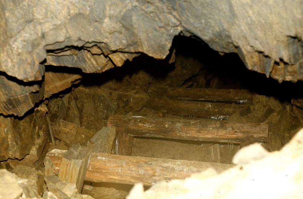 Historischer Bergwerksstollen: Deckenabstützungen