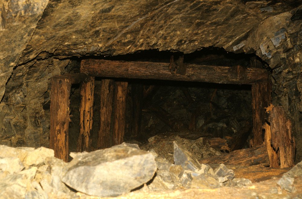 Historischer Bergwerksstollen: Verfaultes Grubenholz