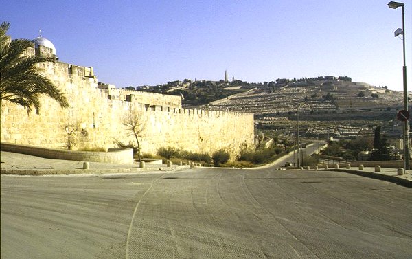 Stadtmauer der Jerusalemer Altstadt und im Hintergrund der Ölberg