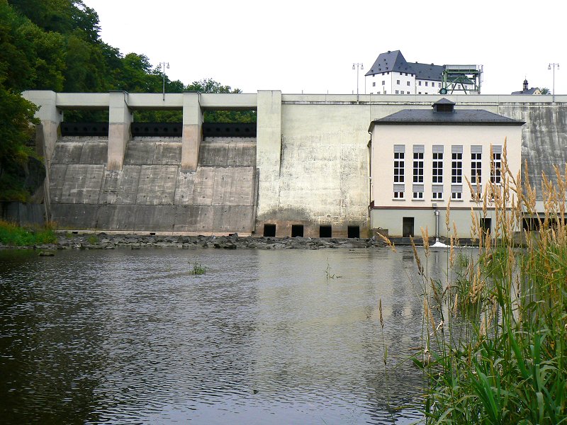 Staumauer des Wasserkraftwerks Burgkhammer