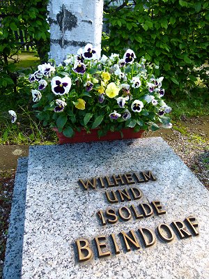 Das Grab von Wilhelm Beindorf auf dem Friedhof in Marktleuthen im Fichtelgebirge